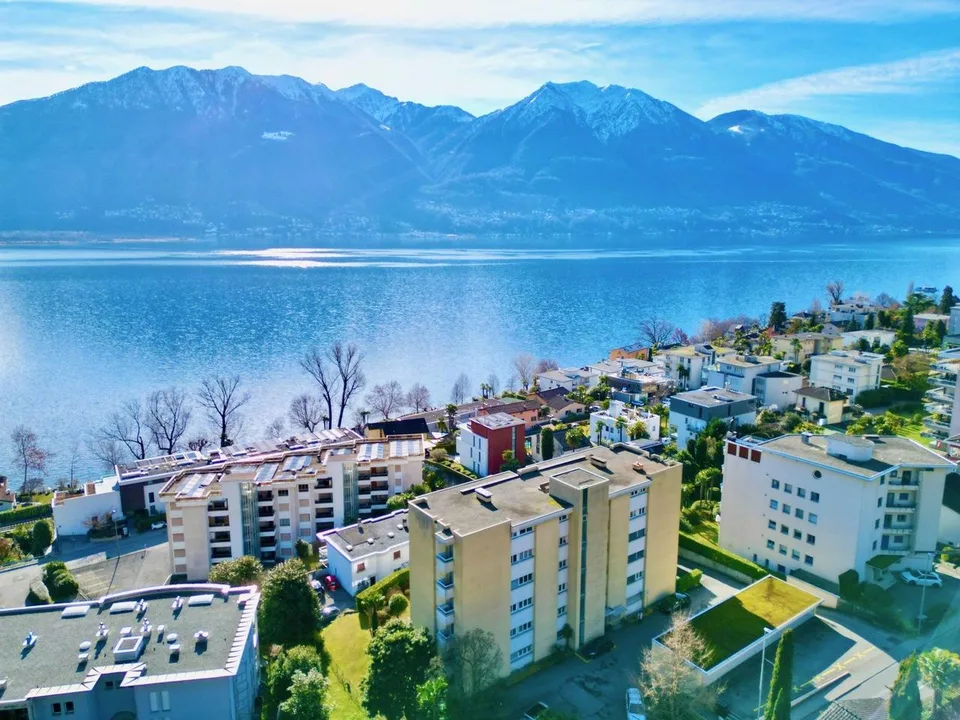 Vista lago, ampi spazi e piscina: elegante appartamento a Minusio