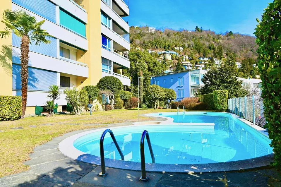 Vista lago, ampi spazi e piscina: elegante appartamento a Minusio