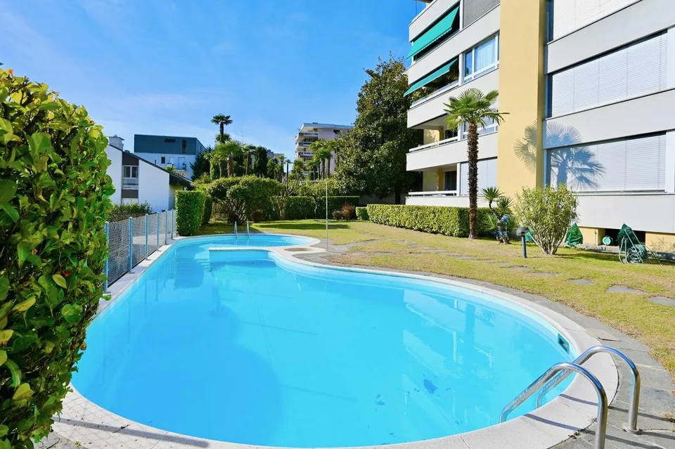 Vista lago, ampi spazi e piscina: elegante appartamento a Minusio