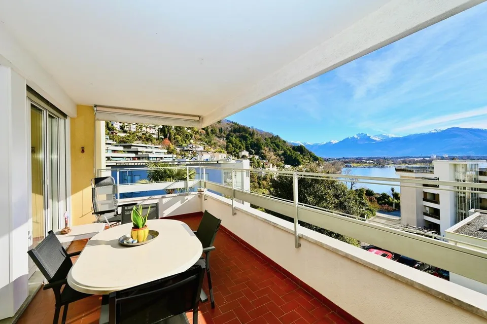 Vista lago, ampi spazi e piscina: elegante appartamento a Minusio
