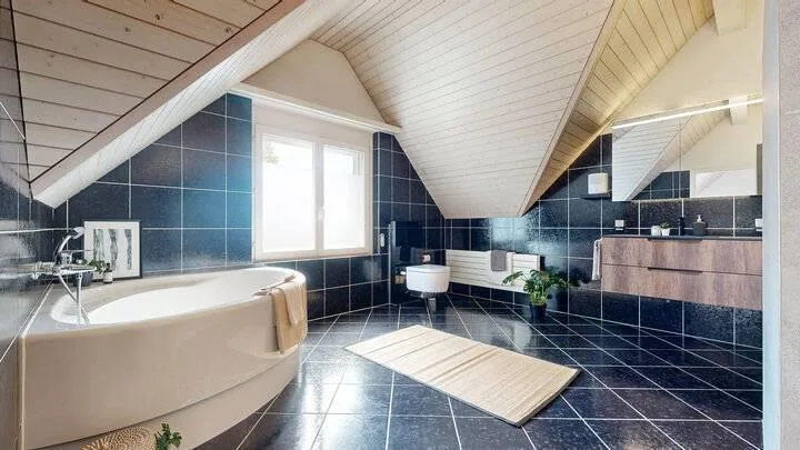 GROSSZÜGIGE DACHWOHNUNG MIT TRAUMTERRASSE