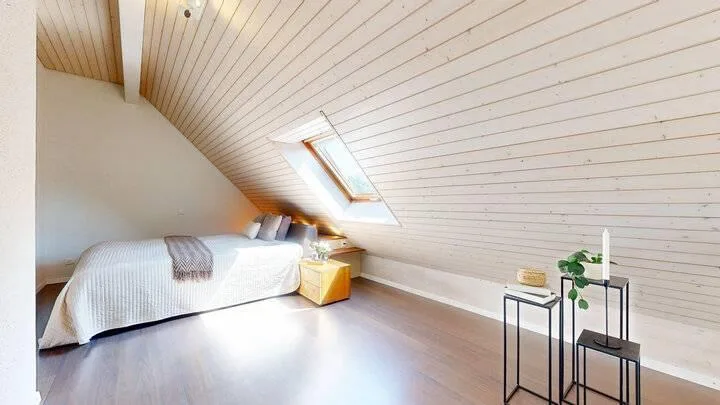 GROSSZÜGIGE DACHWOHNUNG MIT TRAUMTERRASSE