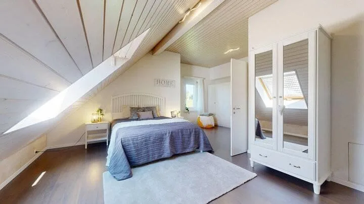 GROSSZÜGIGE DACHWOHNUNG MIT TRAUMTERRASSE