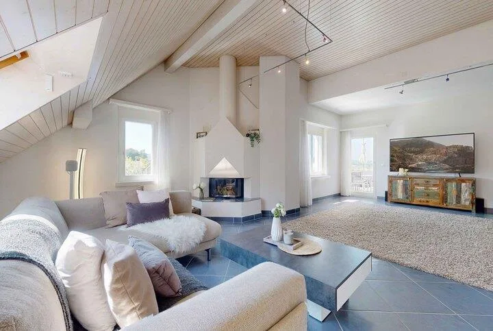 GROSSZÜGIGE DACHWOHNUNG MIT TRAUMTERRASSE