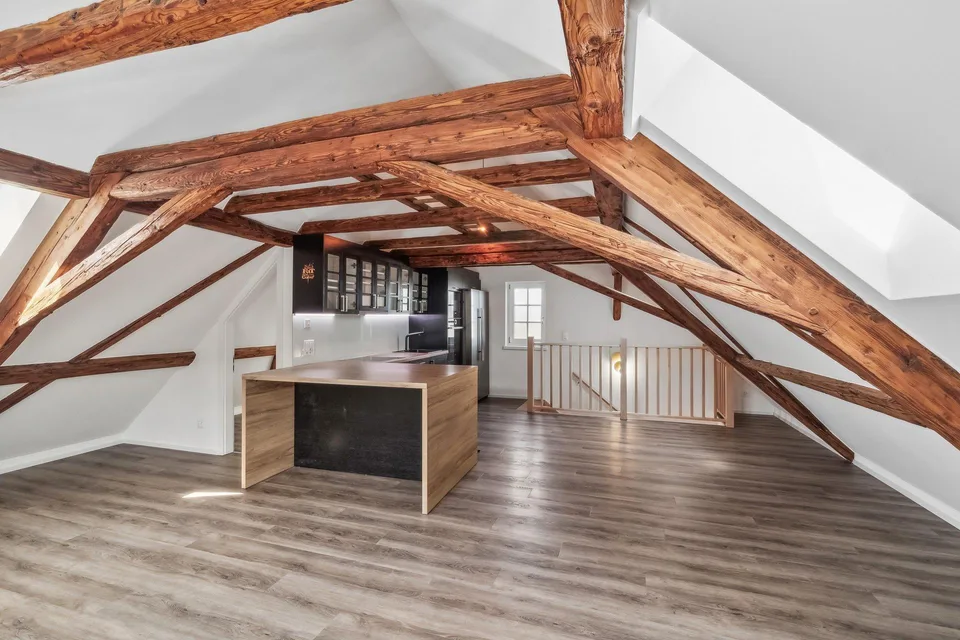 Appartamento a maisonnette di 4,5 locali con charme storico a Fällanden