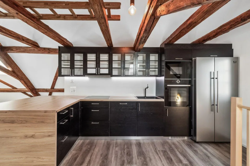Appartamento a maisonnette di 4,5 locali con charme storico a Fällanden