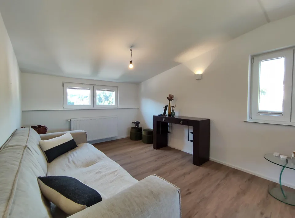 Modern sanierte 2 Zimmer Dachwohnung