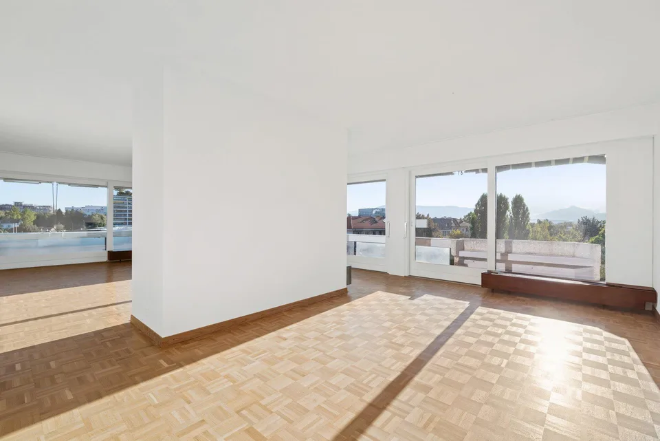 Prächtige 9-Zimmer-Wohnung in Wohngebiet