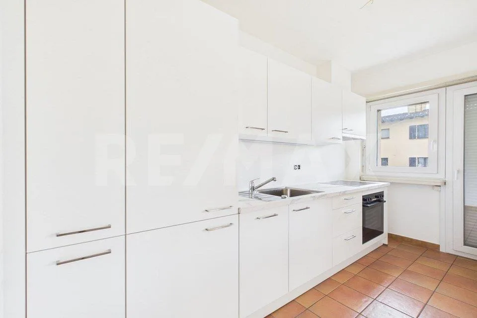 Appartement rénové 2,5 pièces avec balcon et parking
