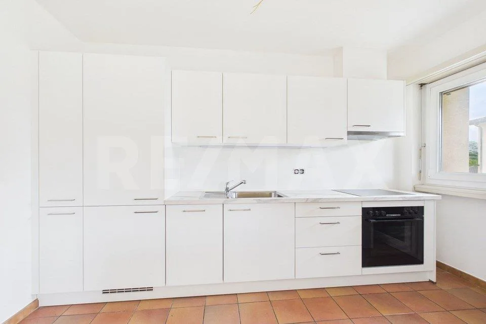Appartement rénové 2,5 pièces avec balcon et parking