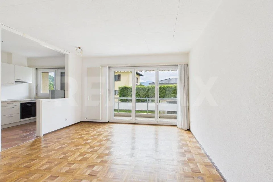 Appartement rénové 2,5 pièces avec balcon et parking
