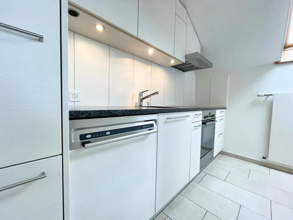 Appartement mansardé moderne dans un emplacement central et calme