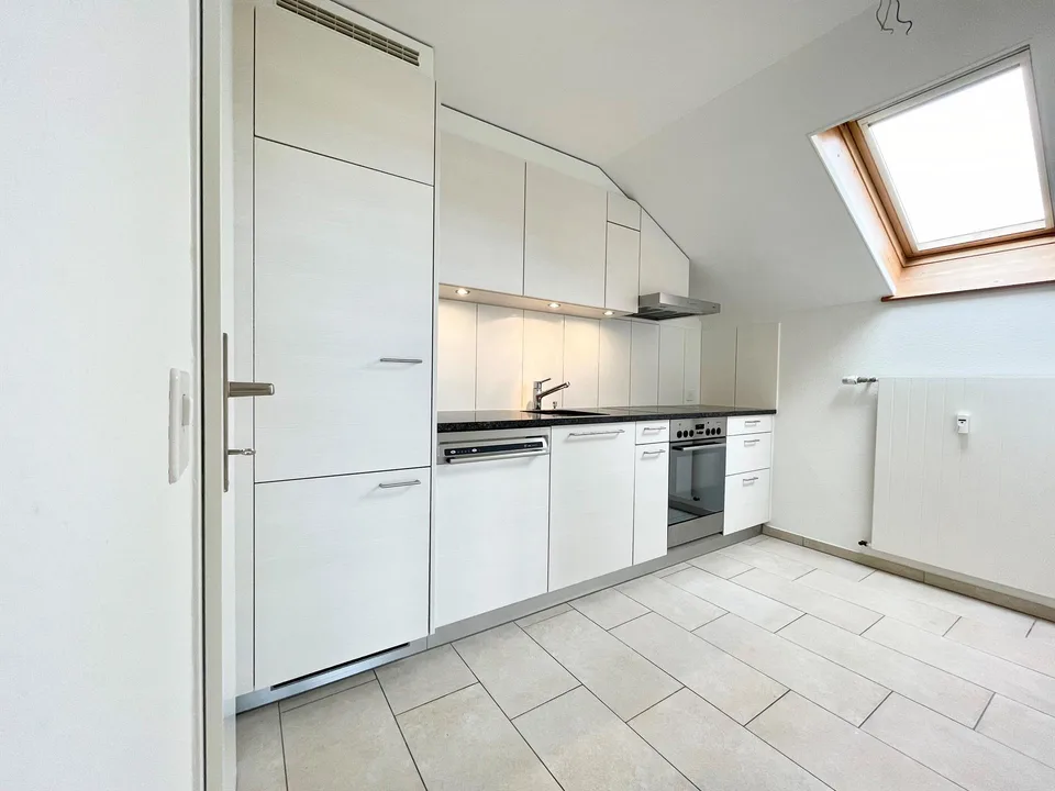 Appartement mansardé moderne dans un emplacement central et calme