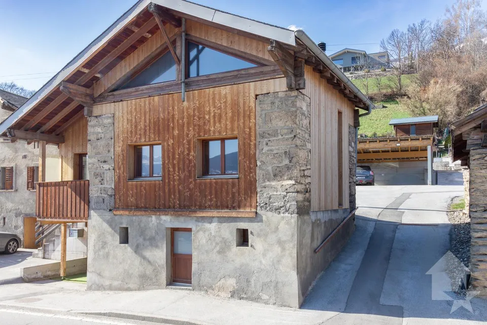 Grange rénovée de 4.5 pièces de 107 m2 habitables avec jardin de 40 m2