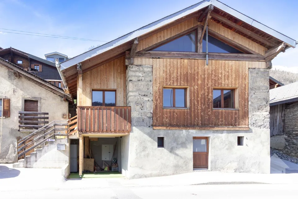 Grange rénovée de 4.5 pièces de 107 m2 habitables avec jardin de 40 m2