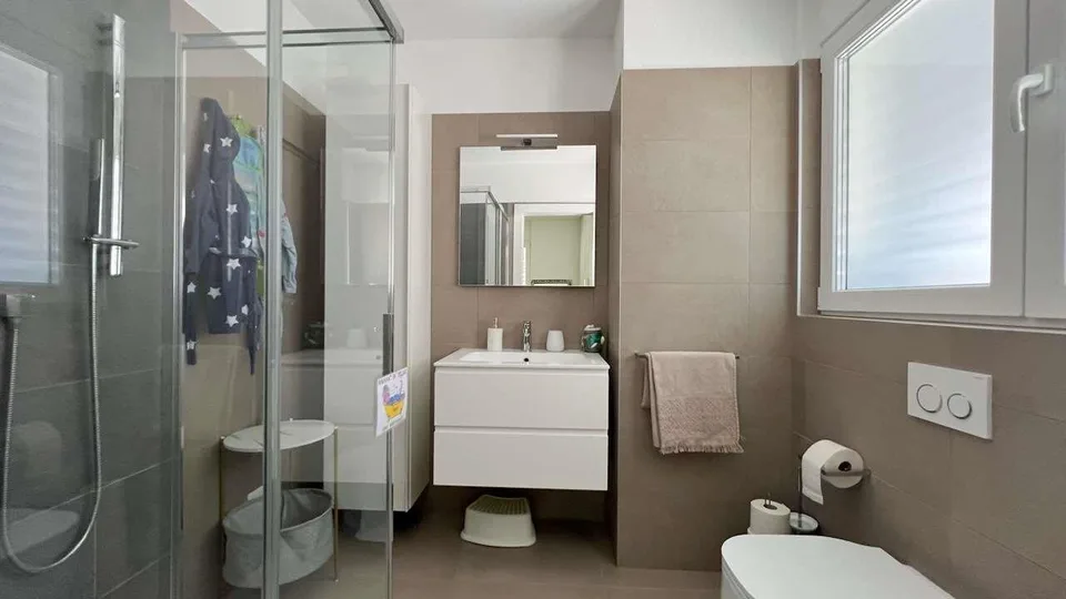 RIVERA - Elegantes 5.5-Zimmer-Wohnung mit großer überdachter Terrasse – Foto 8 von 12