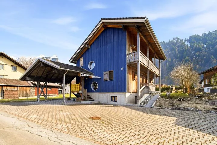 EIN HAUCH SKANDINAVIEN IM KANTON SCHWYZ - 8.5 ZIMMERHAUS