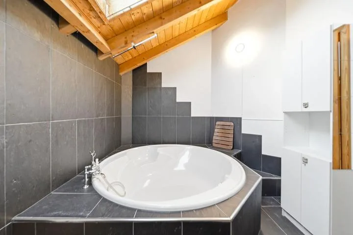 UN SOUFFLE DE SCANDINAVIE DANS LE CANTON DE SCHWYZ - MAISON DE 8.5 PIÈCES