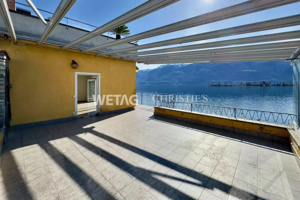 Porto Ronco: proprietà che richiede ristrutturazione con vista mozzafiato sul lago e accesso diretto al Lago Maggiore