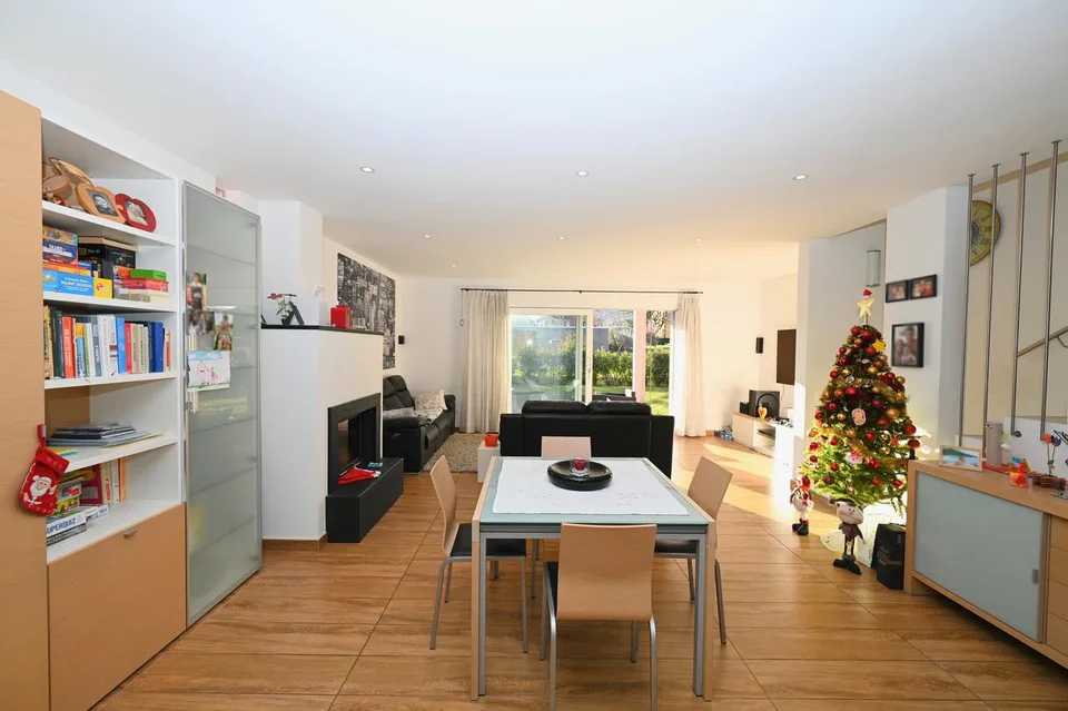 Moderna Casa Unifamiliare con Giardino e Vista Panoramica