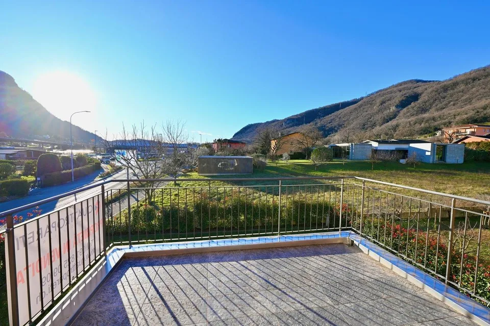 Moderna Casa Unifamiliare con Giardino e Vista Panoramica – Foto 8 von 18
