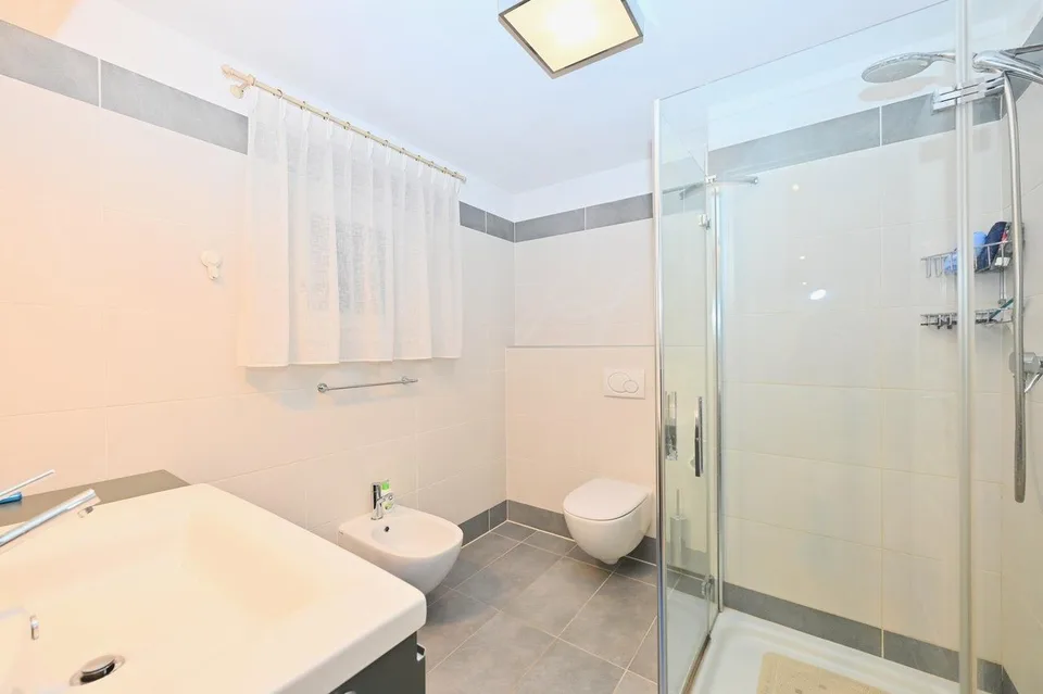 Moderna Casa Unifamiliare con Giardino e Vista Panoramica – Foto 13 von 18