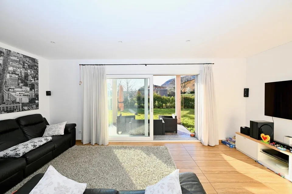 Moderna Casa Unifamiliare con Giardino e Vista Panoramica