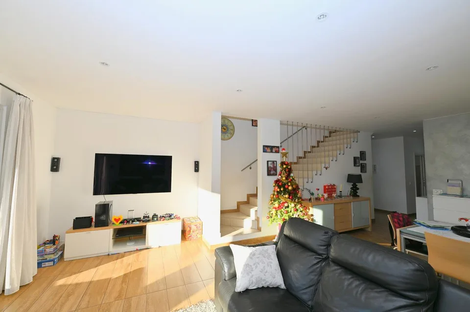 Moderna Casa Unifamiliare con Giardino e Vista Panoramica