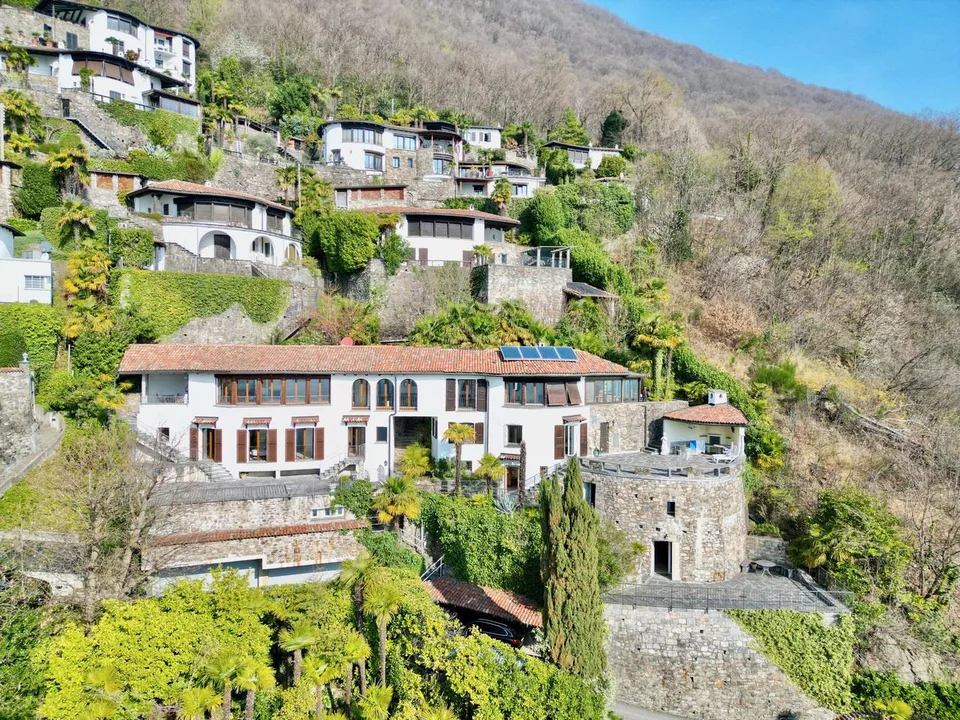 2 Ville Gemelle in Stile Rustico con Vista Lago e Piscina