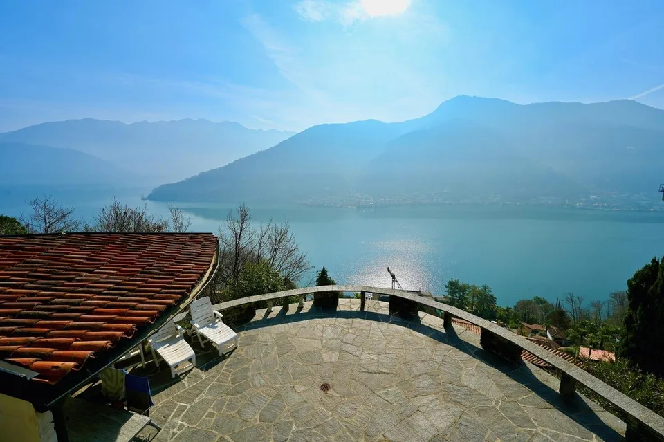 2 Ville Gemelle in Stile Rustico con Vista Lago e Piscina