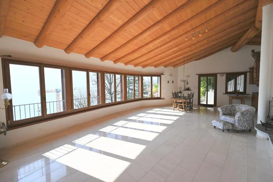 2 Ville Gemelle in Stile Rustico con Vista Lago e Piscina