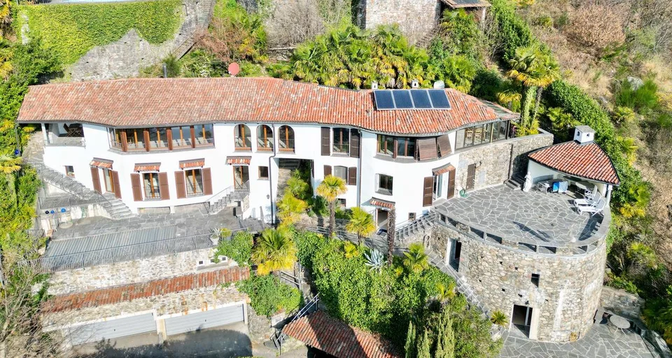 2 Ville Gemelle in Stile Rustico con Vista Lago e Piscina