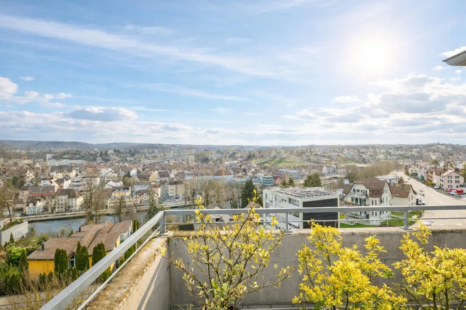 Lichtdurchflutete Attika-Wohnung mit Stadtblick