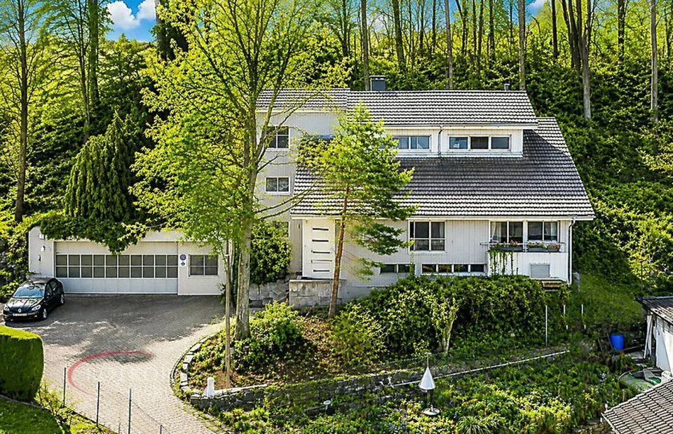 7.5 Zimmer-Einfamilienhaus mit Lagerhalle