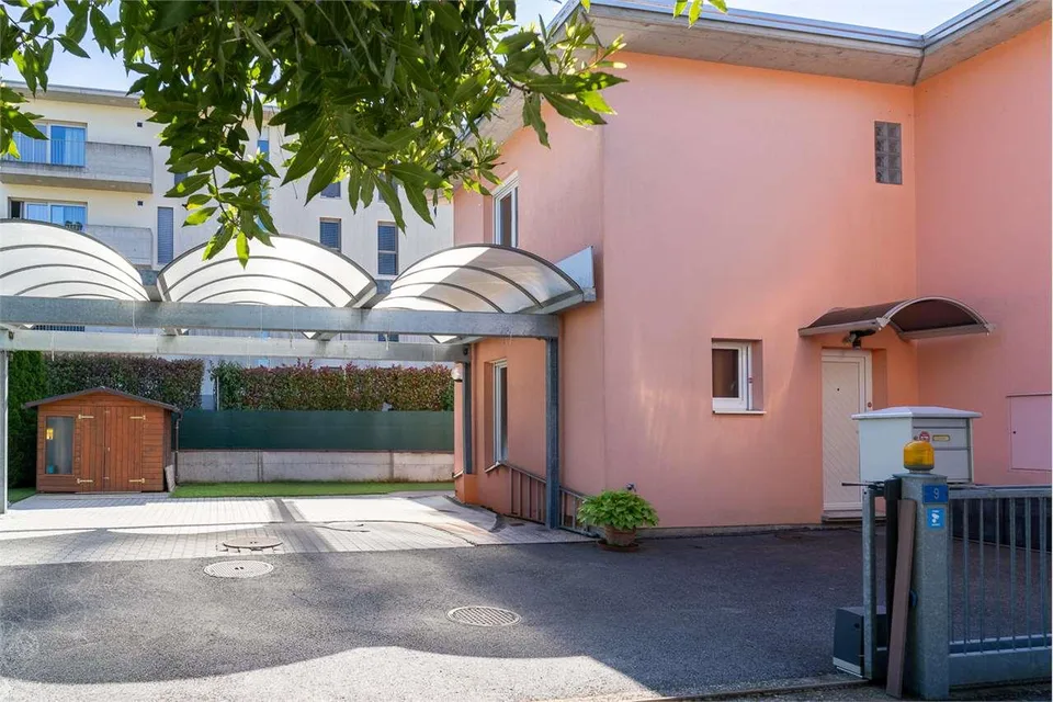 Vacallo: maison mitoyenne avec jardin privé