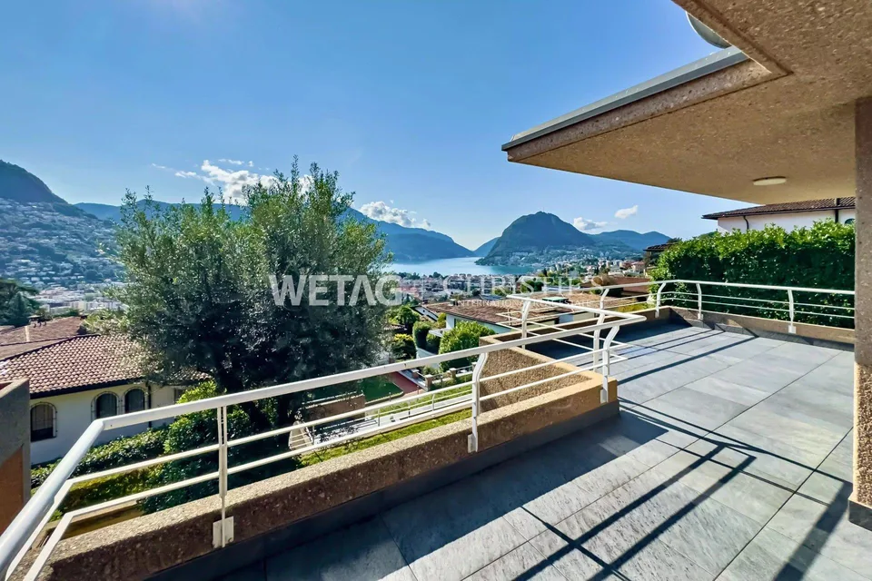 A Lugano: Elegante villa a schiera con giardino privato & ampia vista lago in vendita, anche utilizzabile come seconda casa – foto 6 di 12