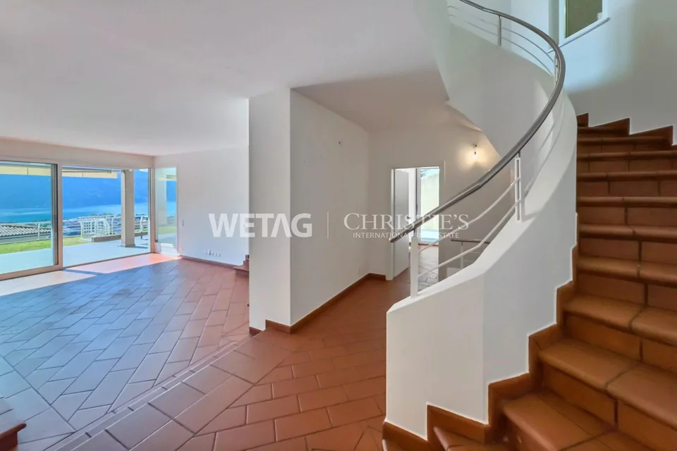 A Lugano: Elegante villa a schiera con giardino privato & ampia vista lago in vendita, anche utilizzabile come seconda casa – foto 11 di 12