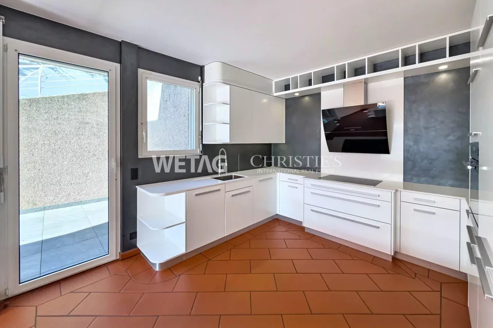 A Lugano: Elegante villa a schiera con giardino privato &amp; ampia vista lago in vendita, anche utilizzabile come seconda casa
