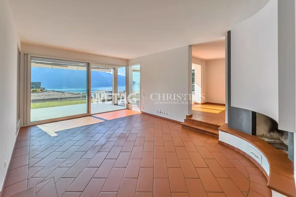 A Lugano: Elegante villa a schiera con giardino privato &amp; ampia vista lago in vendita, anche utilizzabile come seconda casa