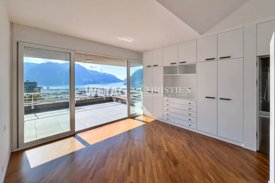 A Lugano: Elegante villa a schiera con giardino privato &amp; ampia vista lago in vendita, anche utilizzabile come seconda casa