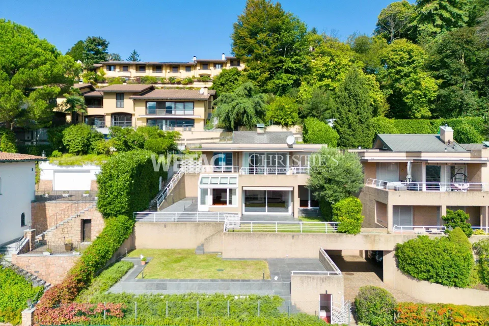 A Lugano: Elegante villa a schiera con giardino privato &amp; ampia vista lago in vendita, anche utilizzabile come seconda casa