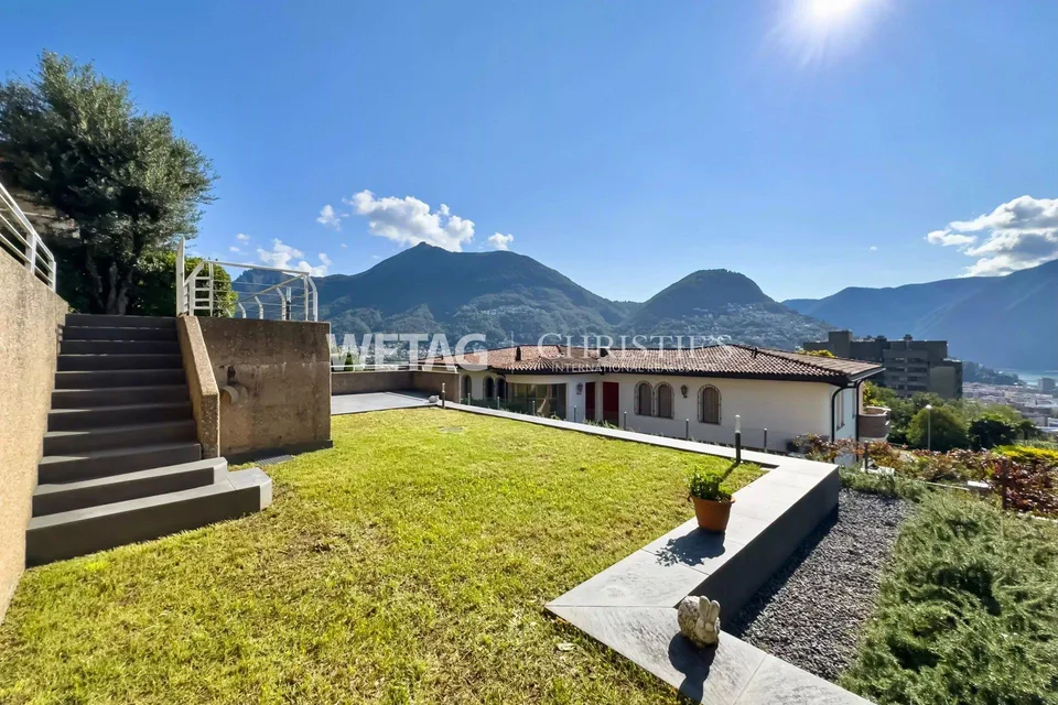 A Lugano: Elegante villa a schiera con giardino privato & ampia vista lago in vendita, anche utilizzabile come seconda casa – foto 12 di 12