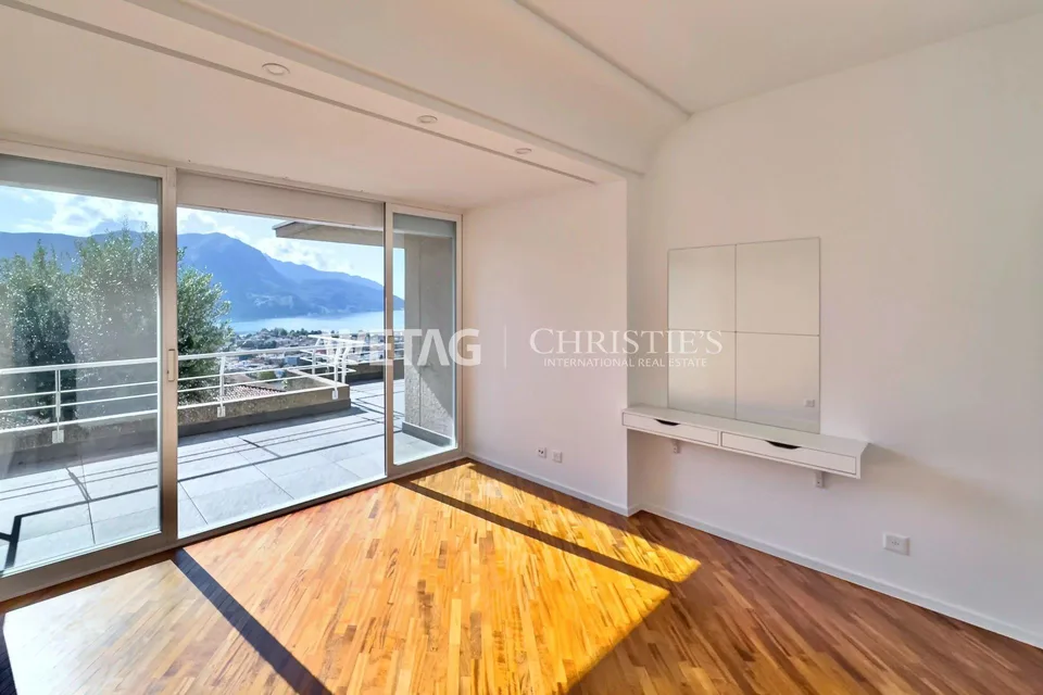 A Lugano: Elegante villa a schiera con giardino privato & ampia vista lago in vendita, anche utilizzabile come seconda casa – foto 10 di 12