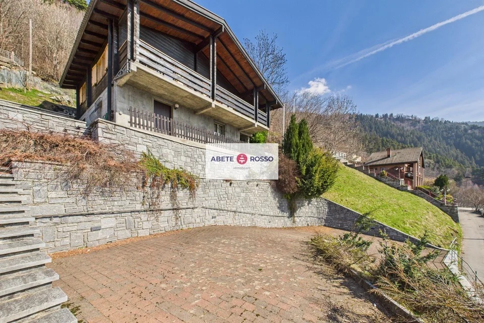 Chalet mit tessinischen Charme, in der grünen und sonnigen Leventina.