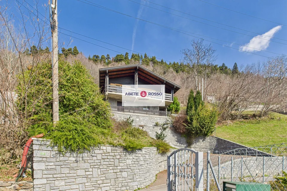 Chalet mit tessinischen Charme, in der grünen und sonnigen Leventina.