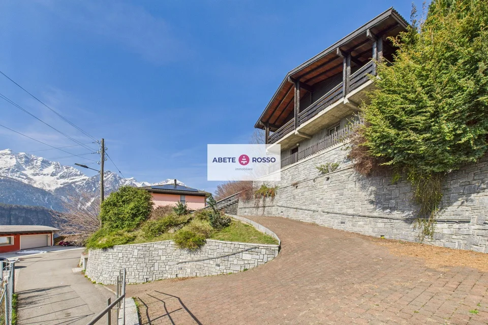 Chalet mit tessinischen Charme, in der grünen und sonnigen Leventina.