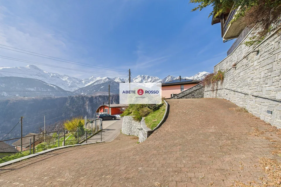 Chalet mit tessinischen Charme, in der grünen und sonnigen Leventina.