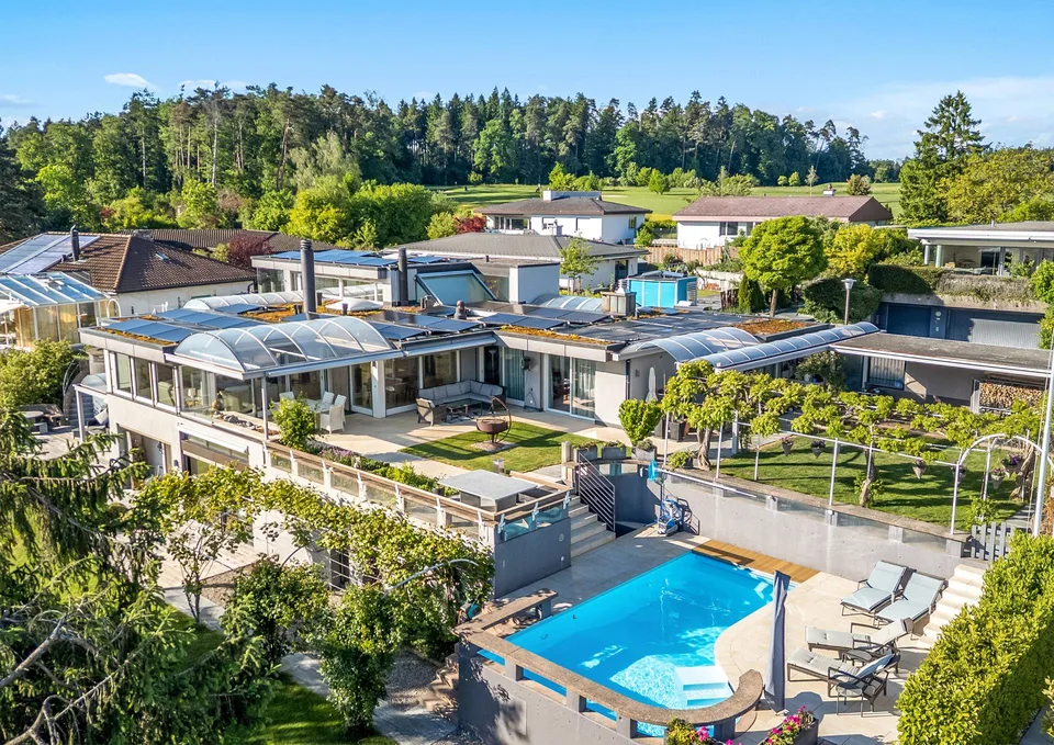 Zeitlose Designvilla am Sonnenhang mit traumhaftem Gartenrefugium