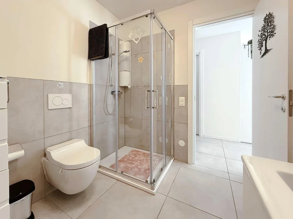 Rückzugsort in Biasca: 3.5-Zimmer-Wohnung mit Terrasse, geeignet als Zweitwohnung, Klimaanlage und 2 gedeckte Parkplätze inklusive – Foto 7 von 7