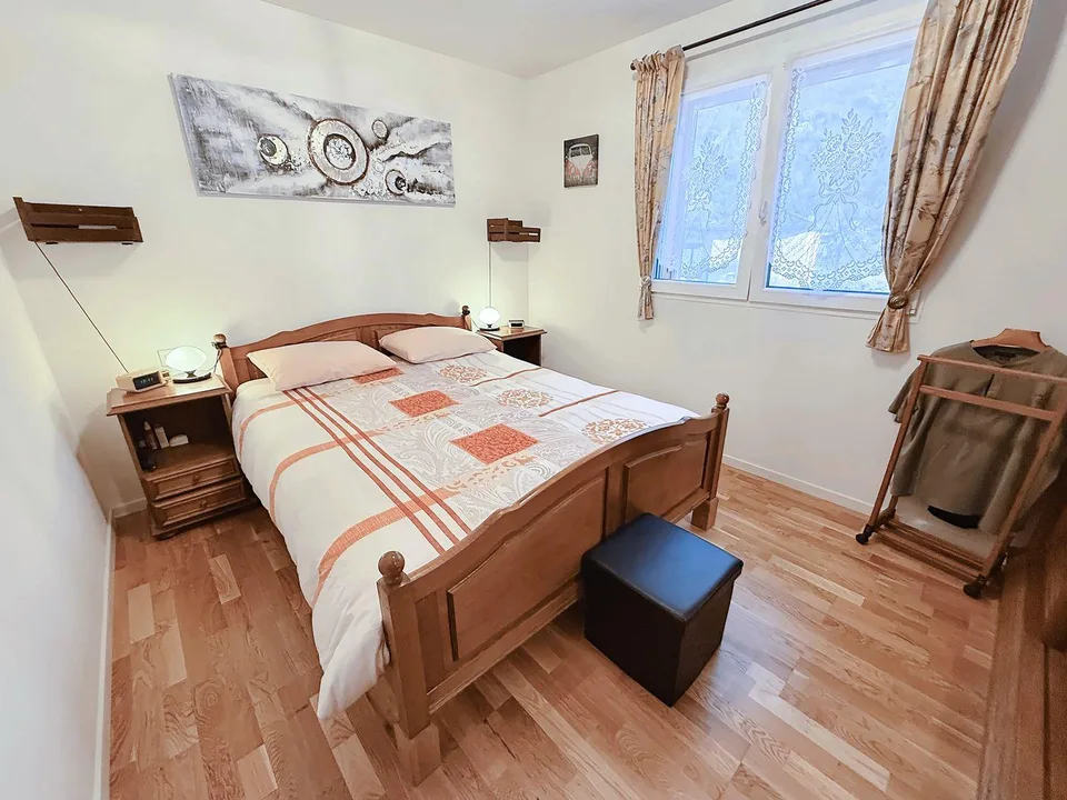 Refuge à Biasca : appartement 3.5 pièces avec terrasse, adapté comme résidence secondaire, climatisation et 2 places de parking couvertes incluses